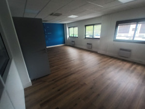 Photo de galerie - Réalisation parquet flottant, plinthes. 