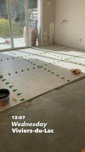 Photo de galerie - Réalisation d’une pose de carrelage au sol en carreaux grand format 120 × 120 cm, avec une pose précise et régulière pour obtenir un rendu moderne, propre et haut de gamme.