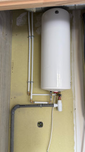 Photo de galerie - Installation d’un chauffe-eau 50L sur chantier neuf