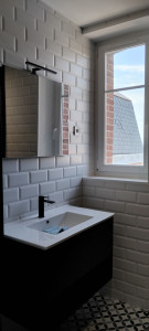 Photo de galerie - Nettoyage soigné de la salle de bain d’une location saisonnière. Lavabo, surfaces et sanitaires préparés pour l’arrivée des voyageurs.