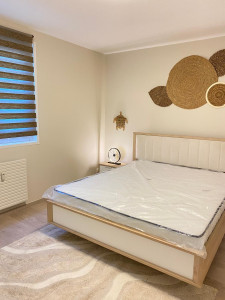 Photo de galerie - Montage d'un lit en kit, montage des volets au niveau des fenêtres. Décoration de l'appartement destiné à la location. 