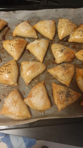 Photo de galerie - Chaussons salés à la viande hachée, sauce tomate et fromage. Parsemés de graines de sésame 
