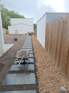 Photo de galerie - Engazonnement fini, paillage d'une plate bande pour de futurs plantations 