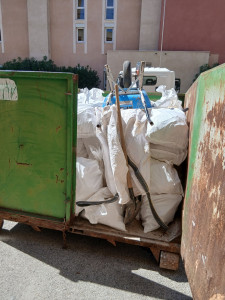 Photo de galerie - Benne a disposition pour évacuation de gravats 