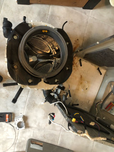 Photo de galerie - Remplacement cuve sur un lave linge LG suite roulement hs . n’hésitez pas à me contacter pour trouver une solution sur votre produit électroménager 