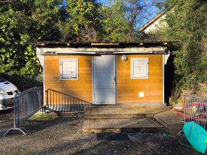 Photo de galerie - Réfection du bardage avec reprise de la structure, pose d'un store d'occasion et pose d'une sur toiture 