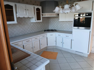 Photo de galerie - Cuisine d'origine de couleur en bois chêne foncé 
Mise en peinture en couleur blanc 
Petit coup de jeune . très beau rendu 