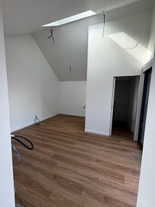 Photo de galerie - Ponçage complet des bande effectuer sur placo, avec peinture en 2 couche avec révision complète, pose de parquet avec pose de plainte, et pose de carrelage dans la salle de bain 