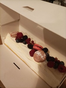 Photo de galerie - Bûche de Noël , chantilly vanille , confits fruits rouge et mélange de fruits rouges frais. 