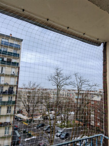 Photo de galerie - Mise en place de filet de protection sur un bâtiment. travaux sur corde