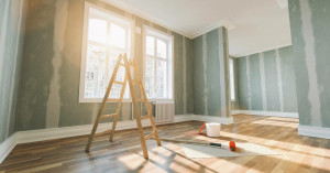 Photo de galerie - Préparation des supports avant peinture, nettoyage, grattage des parties abîmées, rebouchage des trous et fissures, enduit et ponçage.