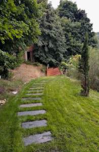 Photo de galerie - Représentation de plusieurs activités proposées : palissade extérieure, engazonnement, plantation, dallage