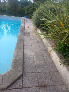 Photo de galerie - Nettoyage dun dallage de piscine  avec un produit hydrofuge 
