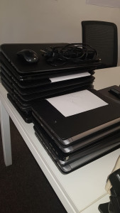 Photo de galerie - Après migration des postes clients /  test des anciens pour recyclage ou redistribution en don et mise au rebus 