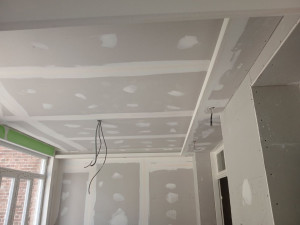 Photo de galerie - Ossature : Fixer les rails métalliques.
​Découpe : Ajuster les plaques d'isolant.
​Pose : Visser les plaques d'isolant.
​Joints : Appliquer l'enduit et bandes.
​Finitions : Poncer pour lissage parfait.