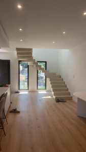 Photo de galerie - Peinture et escalier en béton ciré 