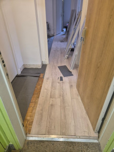 Photo de galerie - Bien sûr ?

Pose de parquet – Travail propre et soigné
Pose de parquet avec soin et précision, découpes et ajustements réalisés proprement. Je veille à une très bonne finition et à un résultat esthétique et durable. Travail sérieux, minutieux et à prix r