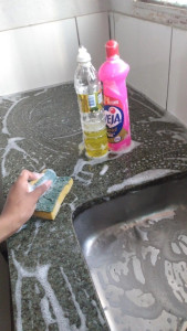 Photo de galerie - Le nettoyage soigné d’une cuisine, avec une attention particulière à l’hygiène et aux détails.