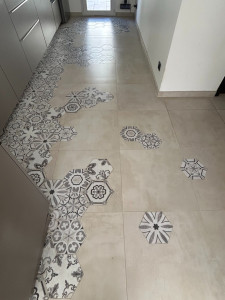Photo de galerie - Carrelage format 60x60 avec hexagonaux incrusté