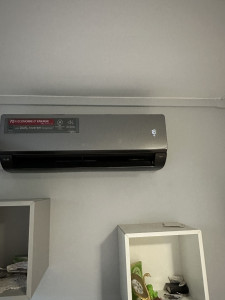 Photo de galerie - Installation propre et professionnelle d'une climatisation LG Dual Inverter. Travail soigné, client satisfait. N'hésitez pas à me contacter pour vos projets de climatisation