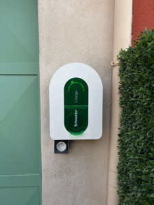 Photo de galerie - Installation d'une borne de recharge pour véhicule électrique en maison individuelle.