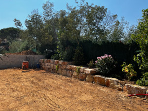 Photo de galerie - Enrochements et plantation dans une villa
