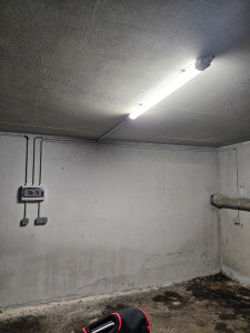 Photo de galerie - Tirage 3g10 sur 4 etahe pose de prise greenup + tableau de protection + lumière et inter + 2 prises étanches + tubero de protection tout le long 