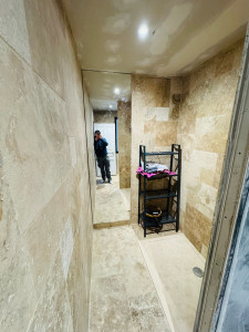 Photo de galerie - Carrelage faïence, rénovation d’une salle de bain en travertin