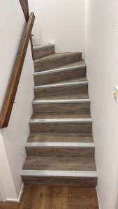 Photo de galerie - Escalier en parquet avec nez de marche en alu 
