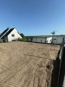 Photo de galerie - Mise en place Delta MS, remise à niveau, pose bâche, plantation arbustes et arbre, préparation et semis gazon.
