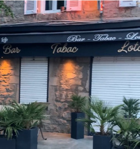 Photo de galerie - Pose d’un caisson pour création d’enseigne avec pose de lettres et lumières.