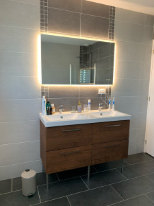 Photo de galerie - Meuble salle de bain et miroir 