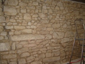 Photo de galerie - Mur en pierre que j ai piquer pour faire des pierre apparente 