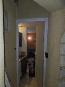 Photo de galerie - Depose et pose d'une nouvelle porte plus installation poignée avec barillet et finition murs 