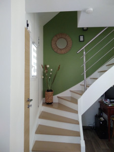 Photo de galerie - Cage d'escalier redécorée. Des couleurs aux airs de printemps ! Escalier et mur entièrement repeints.