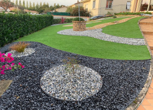 Photo de galerie - Réalisation de massif avec pose de synthétique 