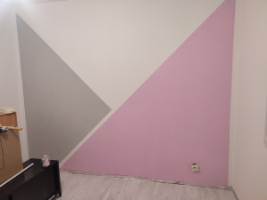 Photo de galerie - Rénovation complète chambre petite fille Pose sol stratifié  ponçage mur et peinture 