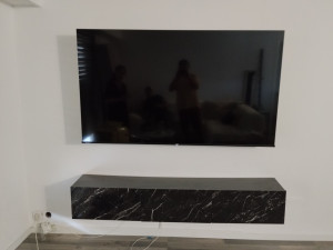 Photo de galerie - Pose d'une TV fixée au mur en placo BA13 + meuble bas.