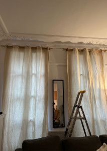 Photo de galerie - Installation de tringles à rideaux et mise en place des rideaux avec finitions soignées ✨