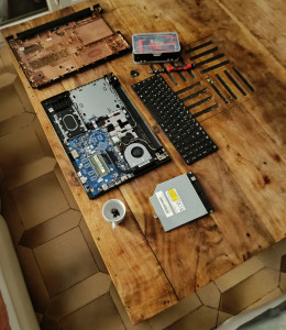 Photo de galerie - Démontage et nettoyage complet + remplacement HDD par SSD et installation windows 11 activé 