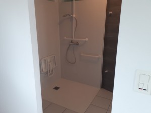 Photo de galerie - Création d'une salle de bain pour personne à mobilité réduite. 