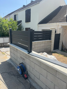 Photo de galerie - Début de la pose de la clôture 