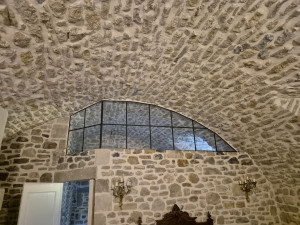 Photo de galerie - Verrière sur mesure,  décroutage des murs  en pierre,  jointage. 