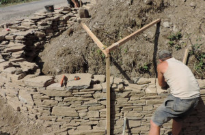 Photo de galerie - Fabrication d'un mur en pierres sèches 