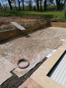 Photo de galerie - Petit mur en bois pour retenir la terre 