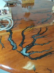 Photo de galerie - Table bois massif, incrustation résine époxy