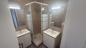 Photo de galerie - Création de une salle de bain pour un appartement en colocation, avec une douche et deux meuble vasque. 