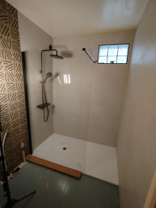Photo de galerie - Pose de faïence, paroi et colonne de douche 