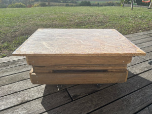 Photo de galerie - Création de mobilier d’extérieur en palette (petite table basse sur roulettes)