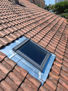 Photo de galerie - Création / implantation Velux : ouverture / chevêtre / pose velux / façonnage entourage zinc